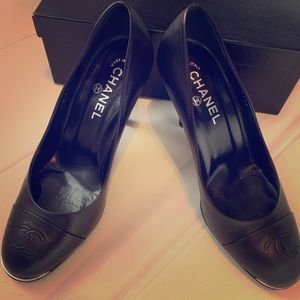 🖤Authentic Chanel black leather pumps (size 39)